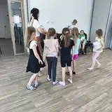 Finał wakacyjnych zajęć w bibliotece w Warnicach – łapkowe drzewo i podziękowania