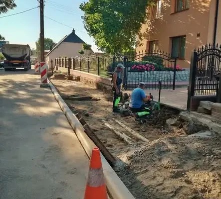 Trwa przebudowa ulicy Pocztowej w Przelewicach – modernizacja infrastruktury drogowej w gminie