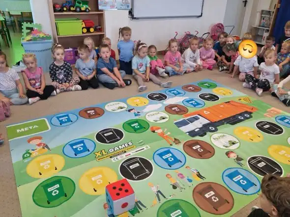 Edukacja ekologiczna w Przelewicach: przedszkolaki uczą się segregacji odpadów