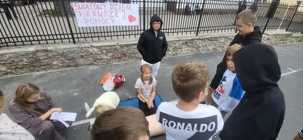 Światowy Dzień Pierwszej Pomocy w szkole – uczniowie ćwiczyli resuscytację