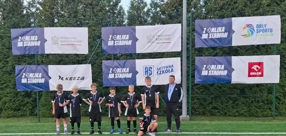Gminny turniej piłki nożnej „Z Orlika na Stadion” w Bielicach – drużyna z Zespołu Szkół na podium