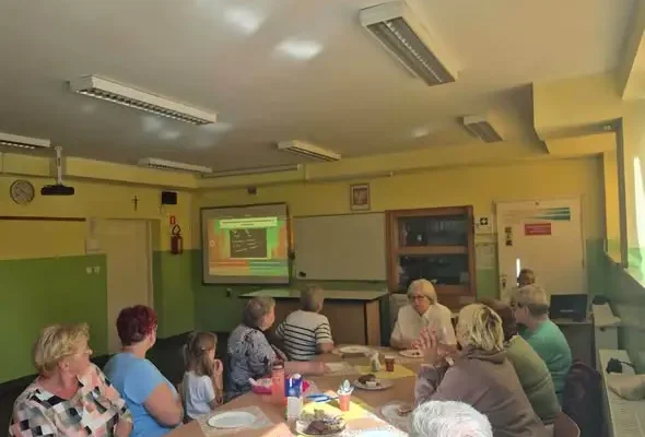 Szkoła Międzypokoleniowa: uczniowie i seniorzy razem w cyfrowym świecie