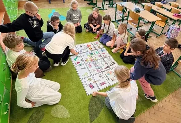 Europejski Dzień Języków Obcych w szkole w Pyrzycach – uczniowie poznawali kultury i flagi