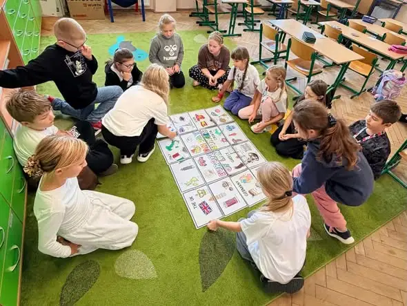 Europejski Dzień Języków Obcych w szkole w Pyrzycach – uczniowie poznawali kultury i flagi