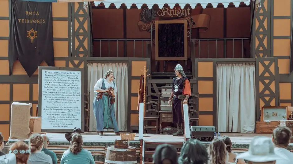 „Poprawiny” na podwórku przy Mickiewicza 1 – teatr w plenerze w Lipianach