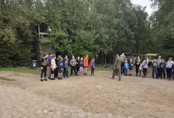 Szkoła przeniosła lekcje na poligon. Uczniowie ćwiczyli reagowanie w sytuacjach zagrożenia