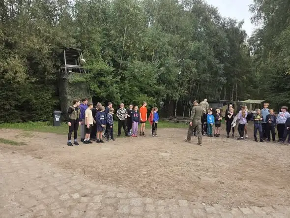 Szkoła przeniosła lekcje na poligon. Uczniowie ćwiczyli reagowanie w sytuacjach zagrożenia