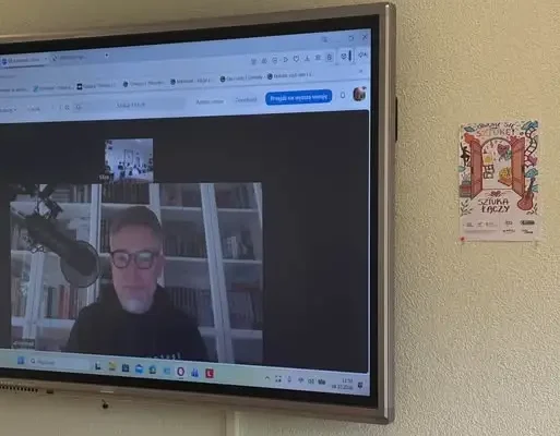 Uczniowie klas 7 i 8 spotkali się online z pisarzem Przemysławem Kowalewskim