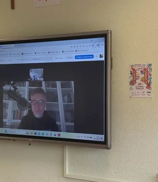 Uczniowie klas 7 i 8 spotkali się online z pisarzem Przemysławem Kowalewskim